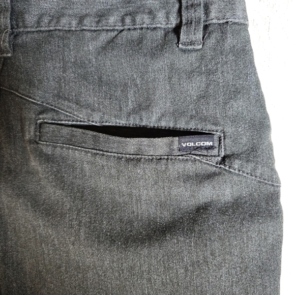 Volcom Men's Flat Front Modern Fit Chino Shorts Size 30 Dark Gray - Picture 4 of 11
